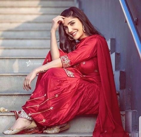 #pintrest@Dixna deol Suit Kurti, Plain Suit, Punjabi Models, Punjabi Fashion, Punjabi Outfits, Salwar Designs, Indian Salwar Kameez, Punjabi Dress, Salwar Kamiz