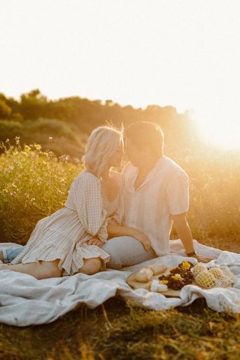 Couple Picnic, Picnic Engagement Photos, Picnic Photo Shoot, Picnic Photography, Shooting Couple, Field Engagement Photos, Picnic Photoshoot, Wedding Fotos, Picnic Engagement