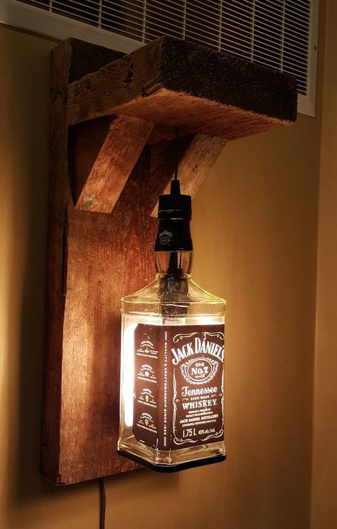 Jack Daniels Lampe, Jack Daniels Lamp, Jack Daniels Bottle, Diy Lampe, Bottle Lamp, Diy Bottle, Cool Things, Bottle Lights, Decor Guide