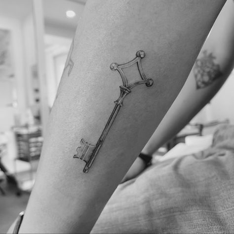 Attack on Titan tattoo inked by @mnmlst.geli. Black and grey rendition of Grisha Yeager’s basement key. Attack In Titan Tattoo Ideas, Attack On Titan Key Tattoo, Small Attack On Titan Tattoo, Aot Tat, Attack On Titan Tattoo Small, Attack Titan Tattoo, Eren Yeager Tattoo, Eren Key, Grisha Yeager