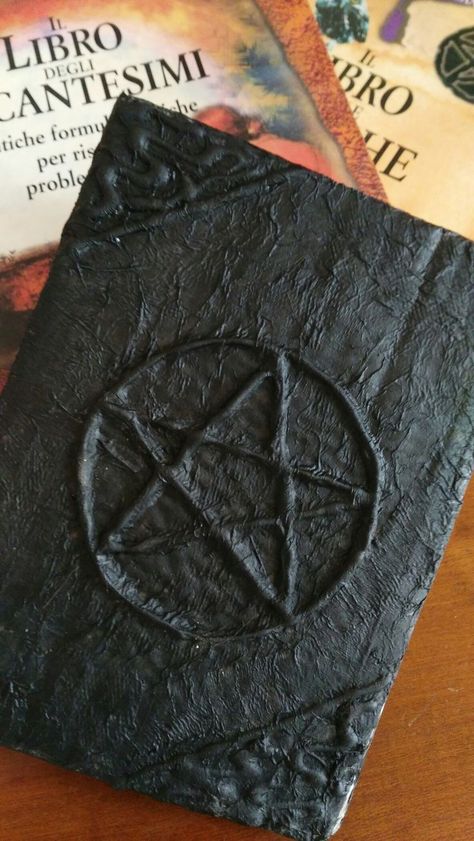 Creepy Book Covers Diy, Book Of Shadows Diy Cover, Shadow Book Cover, Witch Books Diy, Book Of Shadows Ideas Inspiration Cover, Diy Spell Book Cover, Diy Book Of Spells, Spell Book Covers, Book Of Shadows Cover Ideas