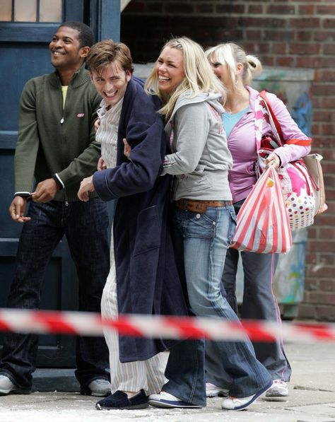 PHOTO OF THE DAY - 15th November 2015: David Tennant on set of Doctor Who with Billie Piper, Noel Clarke & Camille Coduri (2005) Doctor Who Cast, Rose And The Doctor, Doctor Who 10, Billie Piper, Amy Pond, 10th Doctor, 11th Doctor, Rose Tyler, Tenth Doctor