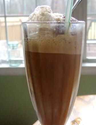 Brown Cow - Think of my Granddad when I see this :) Best Summer Dinner Recipes, Ice Recipes, Ice Cream Drink, Ice Cream Soda, Summer Dinner Recipes, Ice Cream Drinks, Summer Food Party, Soda Recipe, Ice Cream Social