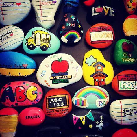 Books, school supply, blackboard, notes, rainbow, school, school bus, apple, ruler Back To School Painted Rocks, Teacher Rocks, Back To School Pictures, Books School, Rock Gifts, School Painting, Painted Rocks Diy, Rock Painting Patterns, School Supply