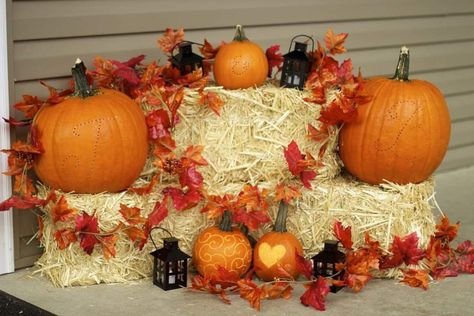 Mini Hay Bale Decorating Ideas, Hay Bale Decorating Ideas, Fall Yard Decor, Outside Fall Decor, Harvest Decor, Straw Bales, Fall Fest, Fall Front Porch Decor, Fall Thanksgiving Decor