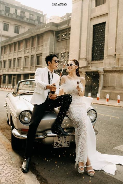 Classic Pre Wedding Photoshoot, Vintage Pre Wedding Shoot, Prewedding Outfit Ideas, Photo Poses Outdoor, Pre Wedding Photoshoot Ideas, Pre Wedding Photoshoot Theme, Wedding Shoot Ideas, Wedding Photoshoot Ideas, Poses Outdoor