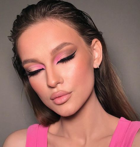 Pink Fox Eye Makeup, Barbie Style Makeup, Euphoria Eyeshadow Looks, Pink Glam Eye Makeup, Barbie Inspo Makeup, Pink Inner Corner Makeup, Fucsia Makeup, Barbie Eye Makeup, Barbie Makeup Ideas