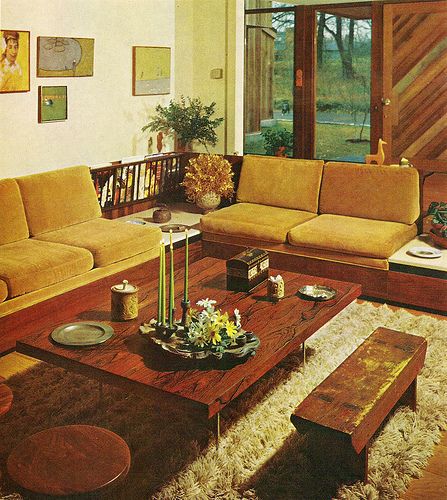 Fantastic rug to coffee table combo. It's like fake nature in your house! 60s Interior Design, 60s Living Room, 1960s Interior Design, 1960s Living Room, 1960s Interior, Sala Vintage, 60s Interior, 70s Interior Design, 70s Interior