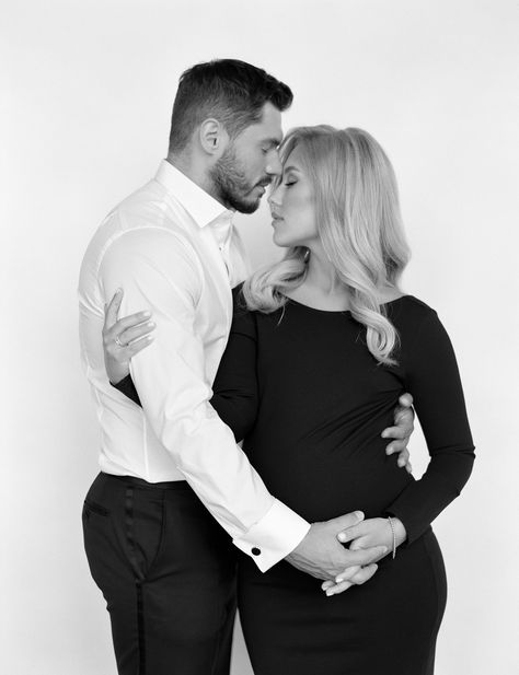 Formal Maternity Pictures, Classy Maternity Shoot, Vom Avea Un Copil, Diy Maternity Photos, Cute Pregnancy Photos, Photo Shoot Poses, Studio Maternity Shoot, Maternity Studio Photoshoot, Pregnancy Photo Shoot