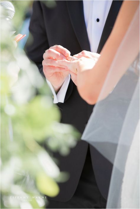 Exchanging Of Rings, Wedding Ceremony Pictures, Wedding Photography Checklist, Wedding Ceremony Photos, Pose Fotografi, Wedding Picture Poses, Wedding Photography Packages, Wedding Toasts, Wedding Photos Poses