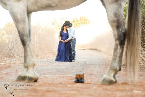 Pregnant Horse Photoshoot, Equine Maternity Photography, Baby Announcement With Horse, Horse Baby Announcement, Maternity Photo Shoot With Horses, Horse Pregnancy Announcement, Maternity Horse Photoshoot, Maternity Photos With Horses, Maternity Pictures With Horses