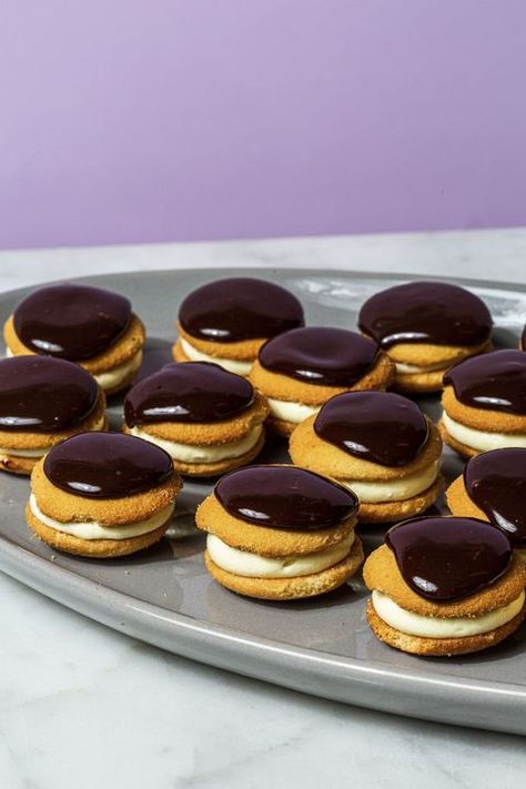 Best Mini Boston Cream Pies Recipe - How To Make Mini Boston Cream Pies Small Finger Food Desserts, Easy Sweet Finger Foods, Elegant Small Desserts, Sweet Finger Foods Desserts, Small Finger Desserts, Most Pinned Desserts, Christmas Finger Desserts Easy, Sweet Canapes Mini Desserts, Finger Food Deserts