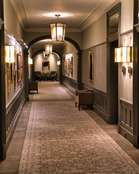 Hotel Foyer, His And Hers Sinks, Hotel Corridor, Country Fences, Corridor Design, Classical Interior, Country Hotel, Showroom Interior Design, Lobby Interior