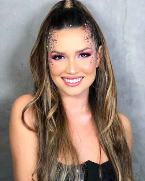 Glitter Carnaval, Makeup Bar, Make Carnaval, Light Up Dresses, Concert Makeup, Galaxy Makeup, Concert Hairstyles, Carnival Makeup, Face Art Makeup