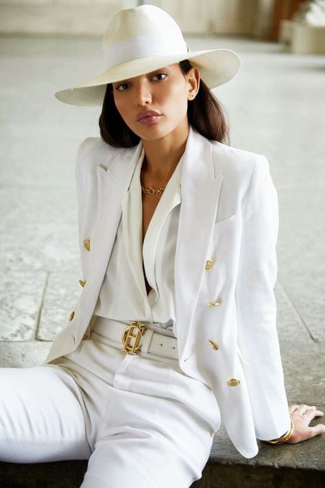 White Fedora Hat Outfit, Gold And White Outfit, Fedora Hat Outfits, Tweed Clothing, White Fedora Hat, Short Blanco, Classy Hats, Tweed Outfit, Holland Cooper