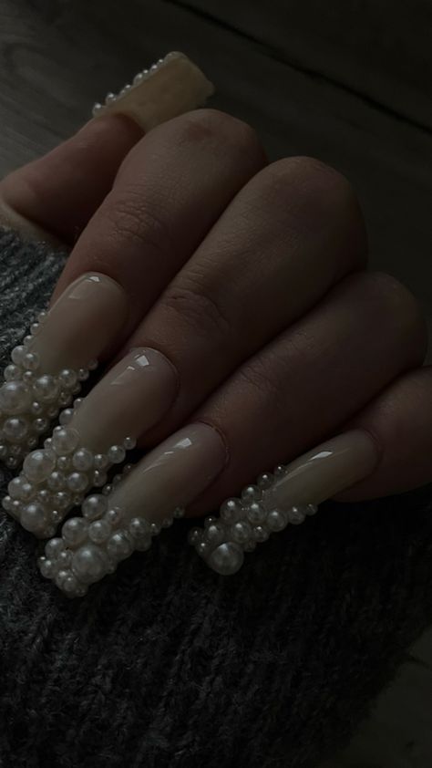 Rimstones On Nails, Short Acrylic Nails With Pearls, Trendy Pearl Nails, Rihstone Nail, Nails Design With Pearls, Acrylic Nails With Pearls And Diamonds, Pearl Nail Designs Rhinestones, Pearl Press On Nails, Pearl Nails Black Women