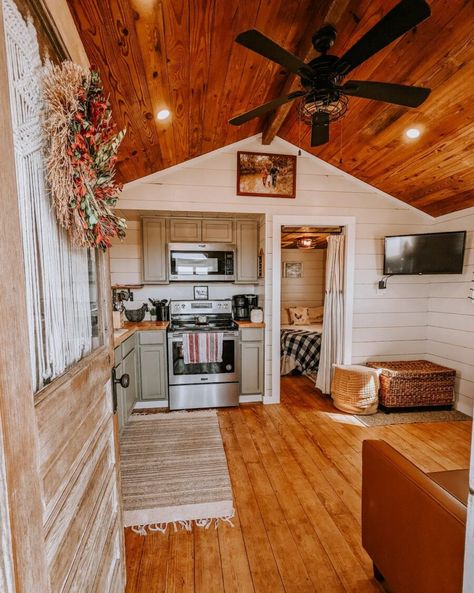 Shed House Interior, Shed To Home, Salons Cottage, Tiny Home Shed, Mini Chalet, Tiny Farmhouse, Shed Tiny House, Shed Home, Tiny House Interior Design