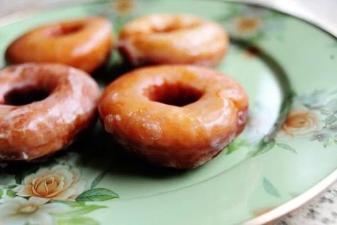 The Pioneer Woman Cooks, Pioneer Women Cooks, Yeast Donuts, Homemade Doughnuts, Glazed Doughnuts, Pioneer Woman Recipes, Homemade Donuts, Doughnut Recipe, Ree Drummond