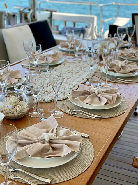 Asian Napkin Folding, Dining Table Setup Ideas, Caribbean Table Decor, Table Settings Yacht, Superyacht Table Settings, Yacht Stewardess Table Settings, Yacht Table Decor, Yacht Table Settings, Yacht Decorating Ideas