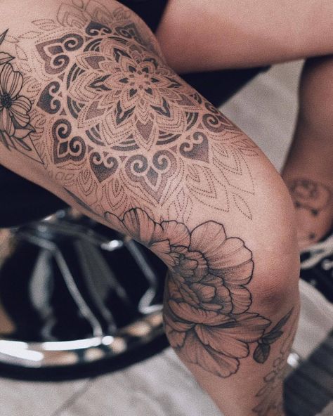 Forearm Tattoos Blackwork, Flowers Leg Tattoo, Dotwork Tattoo Mandala, Mandala Tattoo Designs, La Tattoo, Inspiration Tattoos, Moth Tattoo, Leg Tattoos Women, Leg Sleeve Tattoo