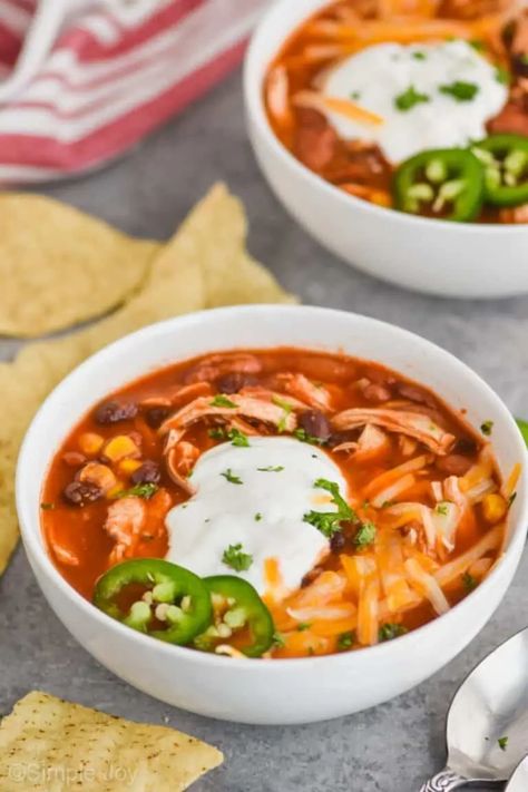 This Instant Pot Taco Soup preps in FIVE minutes! Delicious, done in 35 minutes, and at only 300 calories a bowl you can't beat a chicken taco soup like this. Chicken Taco Soup Instant Pot, Instant Pot Taco Soup, Taco Soup Ingredients, Slow Cooker Broccoli, Chicken Taco Soup, Slow Cooker Tacos, Chicken Taco, Eating Light, Broccoli Cheddar Soup