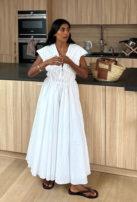 White Flip Flops Outfit, Minimal Summer Outfits, Flip Flops Outfit, Flops Outfit, Outfit Casual Chic, White Dress Outfit, Luxury Outfit, Shoe Trend, White Flip Flops