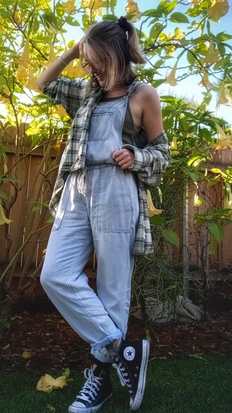 Flannel Over Overalls, Overall And Converse Outfit, Hipster Overalls Outfit, Casual Outfits Overalls, Canvas Overalls Outfit, Farmgirl Outfits Summer, Overall And Flannel Outfit, Overalls Outfit With Flannel, Cozy Overalls Outfit