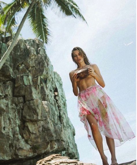 Lana Zakocela’s girly beach skirt | What celebrity wear for bikini cover-up - shop #bikinicoverup at https://shop-salamander.com #LanaZakocela #LanaZakocelabikini #celebritybikini #celebrityswimsuit #celebrityswimwear #modelstyle #beachlook #beachfashion #starsinbikini #starsonthebeach Lana Zakocela, Celebrity Wear, Celebrity Swimwear, Best Swimsuits, Beach Skirt, Beach Look, Coconut Water, Beach Style, Tie Dye Skirt