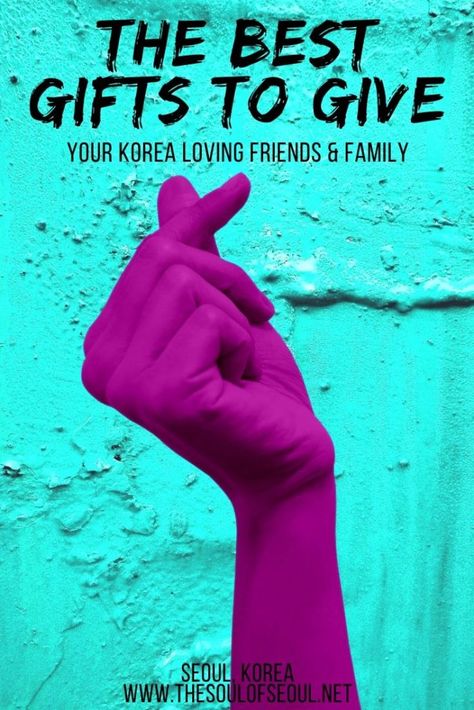 A List Of The Best Gifts To Give Your Korea Loving Friends & Family Korean Gifts Ideas, Korean Cookbook, Girls Traveling, Traveling Asia, Gift Giving Ideas, Korean Friends, How To Make Ramen, Learning Korean, American Gifts