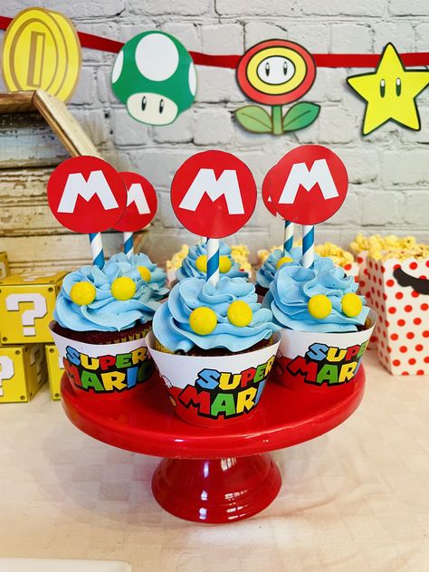 Mario Cupcakes, Movie Night Party Ideas, Felix Birthday, Super Mario Cupcakes, Super Mario Bros Party Ideas, Princess Peach Party, Mario Bros Birthday Party Ideas, Super Mario Cake, Pull Apart Cupcake Cake