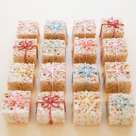 <p>An icing bow turns a Rice Krispies square into a nifty little gifty. Cut into cubes or different shapes and sizes to resemble gift boxes or even the gift itself (try an icing bow around a Rice Krispie bicycle!). Then pipe on a bow in any color you like. Set them out your party as […]</p> Rice Crispy Treats Christmas, Krispie Treats Christmas, Rice Krispie Treats Christmas, Christmas Treats Boxes, Krispie Treats Recipe, Xmas Treats, Krispies Treats, Rice Crispy Treats, 12 December