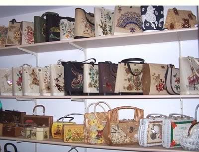 Vintage Purse Collection Display, Vintage Purse Display, Antique Store Displays, Diy Purse Organizer, Purse Display, Enid Collins, Purse Collection, Novelty Purses, Vintage Collections