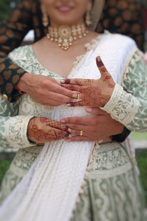 Engment Pose Bride, Ringceremony Couple Poses, Engment Poses Couple, Engagement Ring Ideas Non Traditional, Ring Ceremony Poses Indian, Indian Ring Ceremony Photography, Ringceremony Pose, Engegment Pose Bride, Couple Poses Indian Engagement Photos