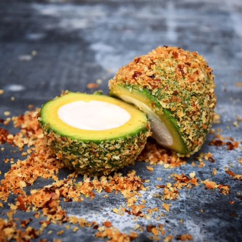 AVOCADO TRUFFLE – stuffed with Goat Cheese and coated with Bacon Crumble - FoodDeco.nl Avocado Recipes, Healthy Eating Habits, Vegan Dishes, Online Food, Goat Cheese, Diy Food Recipes, Appetizer Snacks, Truffles, Appetizer Recipes