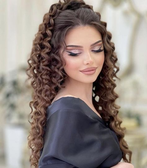 Long Curly Wedding Hair, Curly Bridal Hair, Curly Hair Beauty, Hair Styels, Modele Fitness, Curly Wedding Hair, Quince Hairstyles, Hair Stylist Life, Half Up Hair