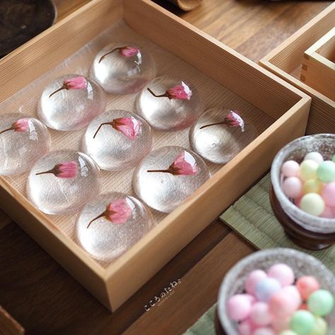 Japanese Raindrop Cake, Agar Agar Recipe, Rain Drop Cake, Sakura Jelly, Raindrop Cake, Japanese Pastries, Recipe Japanese, Agar Jelly, Mochi Cake