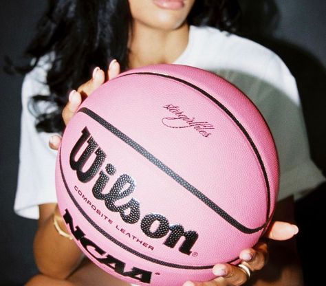 Female Basketball Aesthetic, 90s Basketball Aesthetic, Womens Basketball Aesthetic, Basketball Aesthetic Girl, Wnba Aesthetic, Nba Wife Aesthetic, Basketball Wife Aesthetic, Nba Wife, Basketball Wife