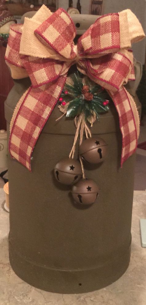 Rustic Christmas Milk Can Decor                                                                                                                                                     More Milk Can Decor, Old Milk Cans, Christmas Lollipops, Holiday Deco, Prim Christmas, Christmas Porch, Milk Cans, Christmas Decorations Rustic, Primitive Christmas