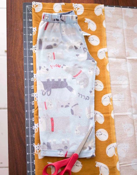 Pajama Bottoms Pattern, Easy Pajama Shorts Pattern, How To Make Pants, Pajama Pants Pattern Free, Pajamas Shorts Pattern, Sew Pajama Pants, Pajama Pants Tutorial, Kids Pants Pattern, Pajama Pants Outfit