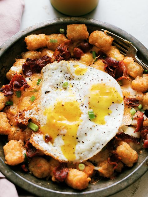 Bacon Egg and Cheese Tater Tots - Dad With A Pan Egg Casserole Recipes With Tater Tots, Tater Tot Recipes Breakfast, Breakfast Ideas With Tater Tots, Breakfast Ideas Tater Tots, Loaded Breakfast Tots, Loaded Breakfast Tater Tots Recipes, Tater Tot Breakfast Bowl, Breakfast Tater Tots, Eggs And Tater Tots