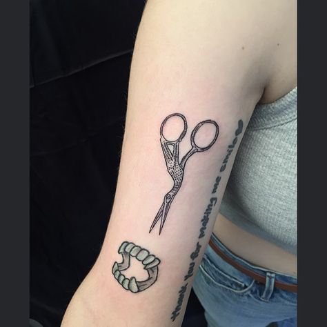 Holding Scissors, Traditional Hand Tattoo, Places For Tattoos, H Tattoo, Feminine Tattoo Sleeves, Delicate Tattoo, Hand Tattoo, Feminine Tattoos, Piercing Tattoo