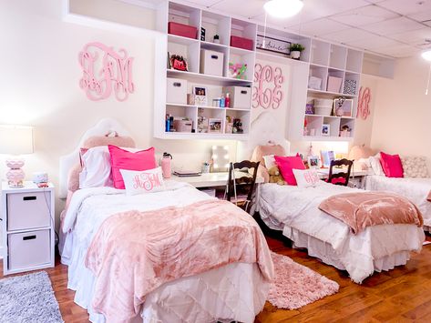 Sorority Bedroom, Sorority Dorm Room, Dorm Pink, Sorority Room, Dream Dorm Room, Room Pics, Dream Dorm, College Dorm Room Decor, Dorm Room Designs