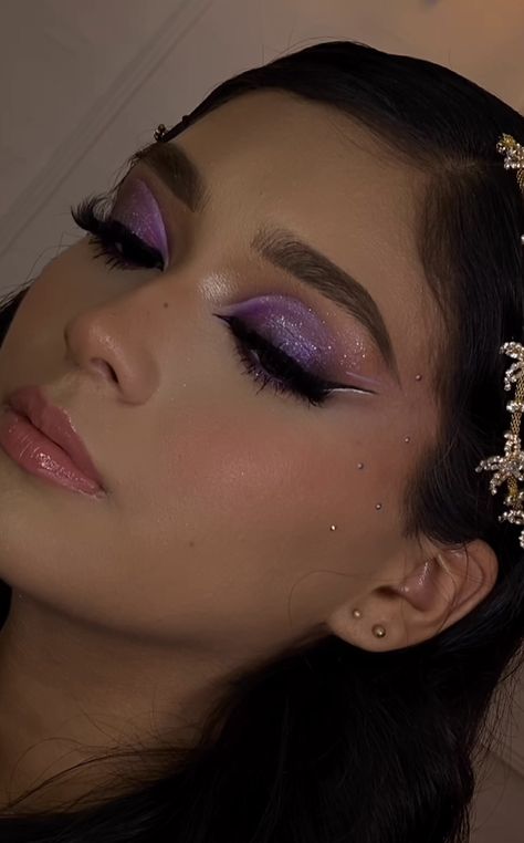 Lilac Prom Makeup Looks, Quince Purple Makeup, Purple Quinceanera Makeup, Maquillaje Color Lila Natural, Lavender Makeup Looks Prom, Quinceanera Makeup Purple, Purple Quince Makeup, Makeup Morado, Rapunzel Makeup