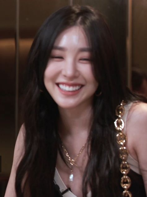 Korean icon, ulzzang Tiffany Girls, Girls' Generation Tiffany, Taeyeon Jessica, Snsd Tiffany, Tiffany Hwang, Beauty Shoot, Famous Girls, Long Black Hair, Girls Generation