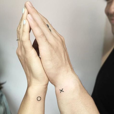 XO Xo Tattoo, Tattoo Mini, Small Couple Tattoos, Tattoos Infinity, Tattoo Schrift, Web Tattoo, O Tattoo, Matching Couple Tattoos, Парные Тату