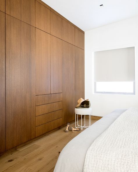 Mcm Closet Ideas, Mid Century Modern Closet Storage, Mid Century Modern Wardrobe Closet, Wall Of Cabinets Bedroom, Wood Built In Closet, Mid Century Closet Design, Modern Built In Closet, Mid Century Built In Wardrobe, Mid Century Modern Wardrobe Built In