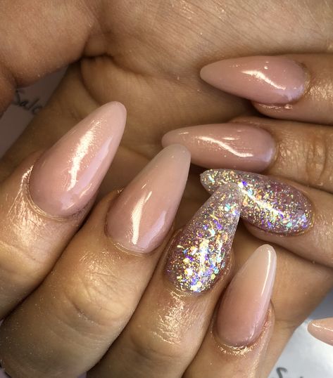 🍸CLASSY SPARKLE🍸 Sparkly Almond Nails, Christmas Nails Classy, Holiday Nails Glitter, Glitter Manicure, Nails Classy, Gold Art, Gold Nails, Holiday Nails, Almond Nails