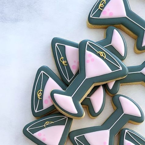 Stoneybrooktrail Cookies~Kare~(like Care) 🇨🇦🍪 on Instagram: "Happy Friday Jr. 🍸🩷 Cheers! 
.
Cutter from @heysugarrex 
.
.
.
.
.
#decoratedcookie  #cookieart #cookiedecorating #royalicingcookies #sugarcookies #shortbreadcookies #foodphoto #icingcookies #oakvillecookies #cookieideas #icedcookies #decoratedcookies #royalicing #customcookies #cookies #cookieinspo #cookieflatlay #foodflatlay #martinicookies #cocktailcookies #cocktails #cosmopolitan #bachelorettecookies #birthdaycookies #bridalshowercookies" Champagne Glass Cookies, Alcohol Cookies, Martini Glass Cookies, Cocktail Cookies, Shot Party, Glass Cookies, Friday Jr, Bachelorette Cookies, Food Flatlay