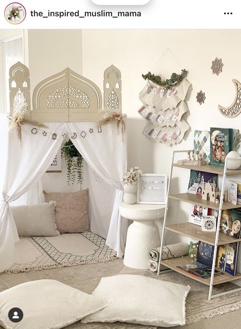 Ramadan Bedroom Decor, Ramadan Tent, Ramadhan Decor Ideas, Ramadan Table Decor, Muslim Prayer Room Ideas, Decoraciones Ramadan, Ramadan Prayer, Eid Mubarak Decoration, Prayer Room Ideas