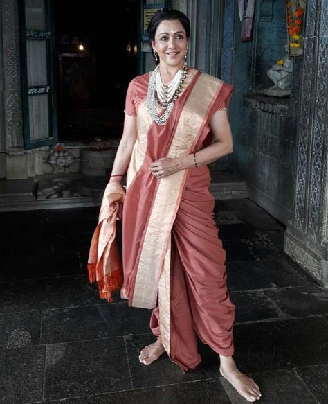 Hema Malini in South Indian style of sari. South Indian Saree, Dolly Jain, Actors Bollywood, Marathi Saree, Maharashtrian Saree, South Indian Silk Saree, Draping Styles, Stylish Saree, Dhoti Saree